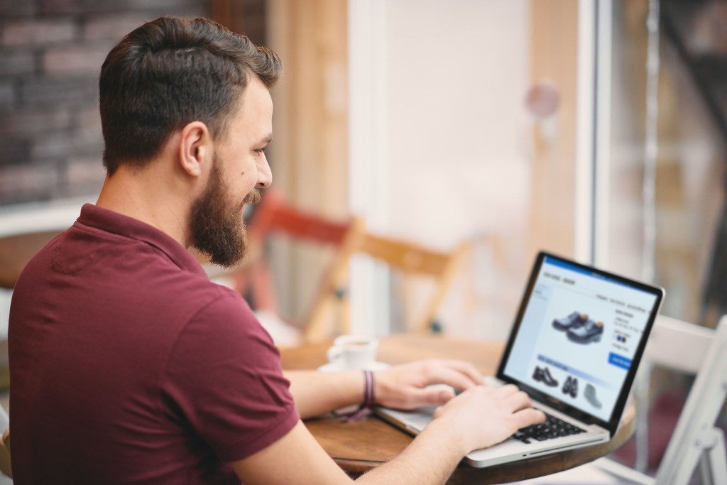 Man sitzt am Laptop und bestellt online