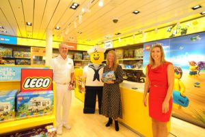 AIDA LEGO Store vlnr.Kapitaen Sven Gaertner Annette Rosendahl Steffi Heinicke